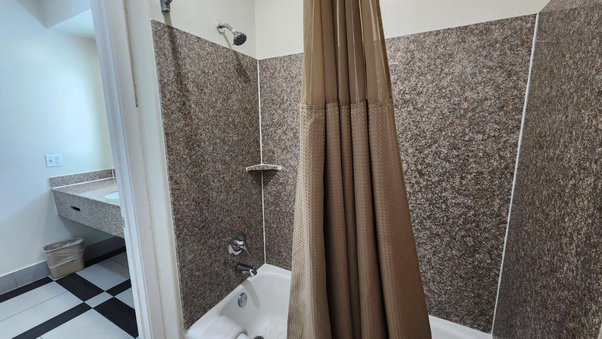 Scottish Inn & Suites Sam Houston Parkway Eksteriør bilde