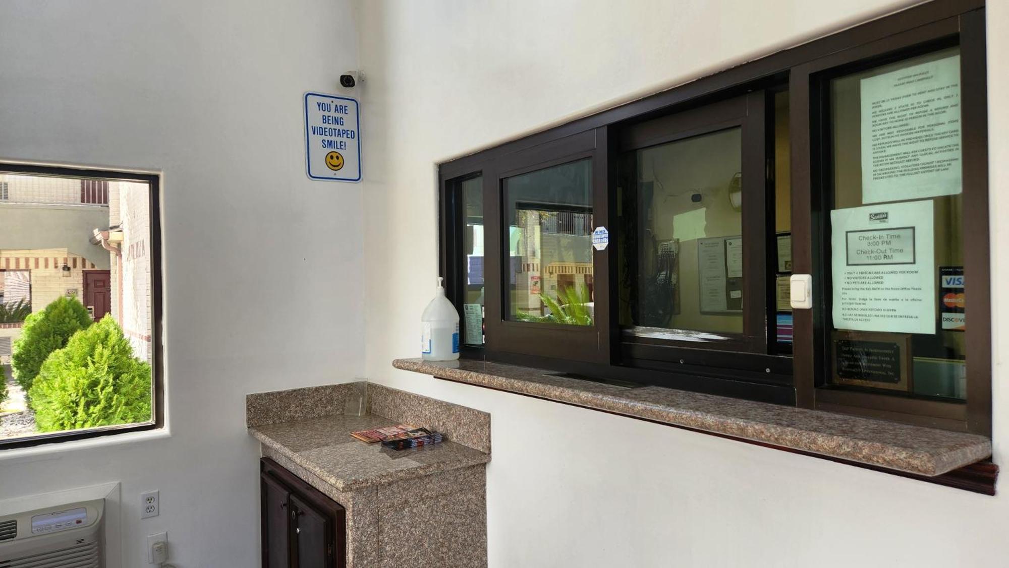 Scottish Inn & Suites Sam Houston Parkway Eksteriør bilde
