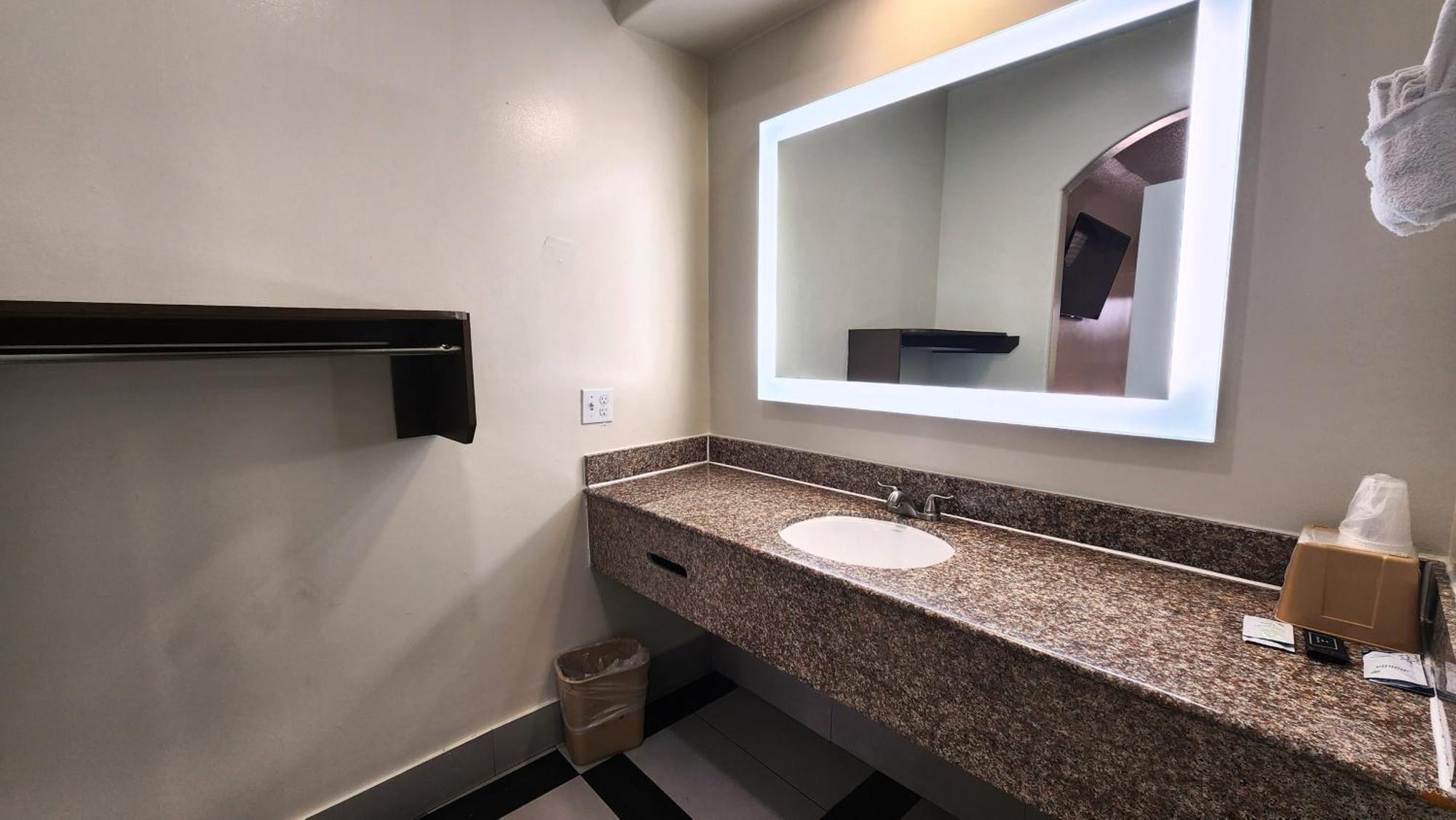 Scottish Inn & Suites Sam Houston Parkway Eksteriør bilde