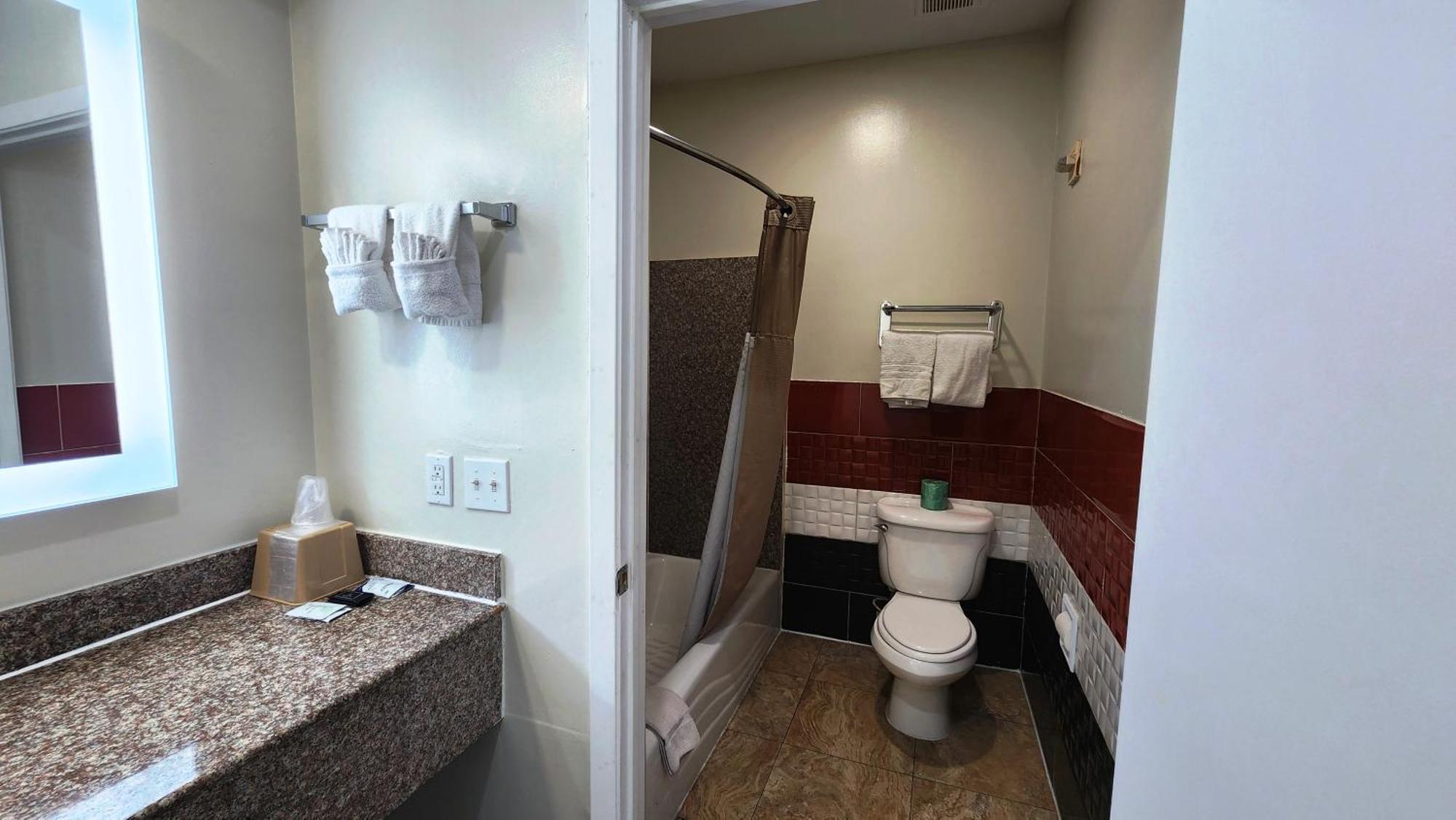 Scottish Inn & Suites Sam Houston Parkway Eksteriør bilde