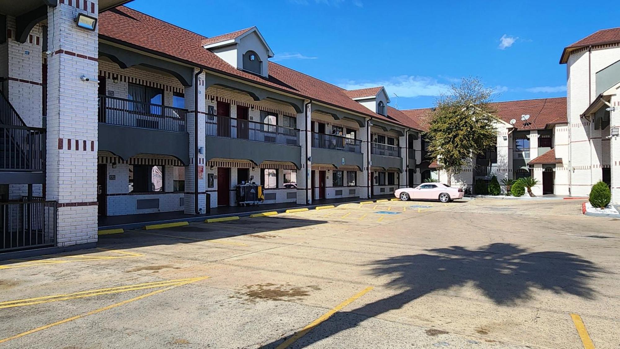 Scottish Inn & Suites Sam Houston Parkway Eksteriør bilde